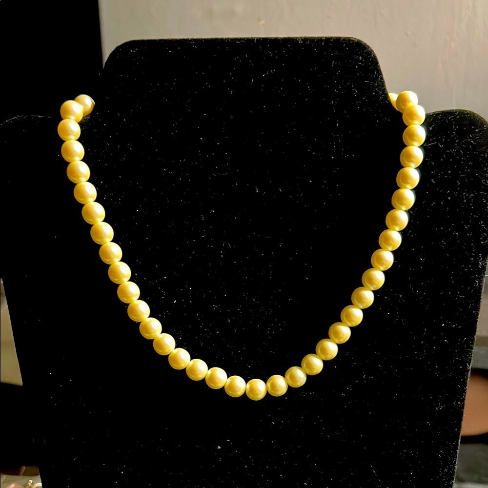 Elegant Ivory Faux Pearl Necklaceโ